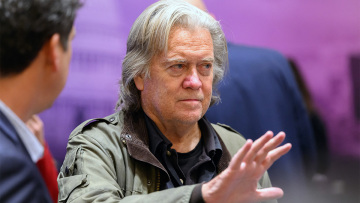 Επίθεση Μπάνον κατά Μασκ - «Είναι ένας παρασιτικός παράνομος μετανάστης»