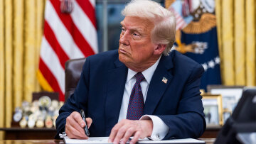 Ο Τραμπ τερματίζει κάθε ομοσπονδιακή στήριξη των υπηρεσιών υγείας που βοηθούν στη φυλομετάβαση τρανς εφήβων