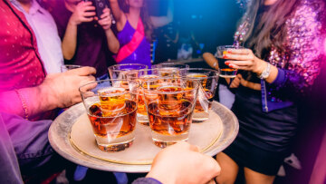 Με ταυτότητα το αλκοόλ σε σούπερ μάρκετ και περίπτερα - Αυστηρότερες ποινές για όσους το χορηγούν σε ανήλικους