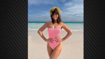 Έλενα Κρίστενσεν: Ποζάρει με ροζ ολόσωμο μαγιό στο Instagram