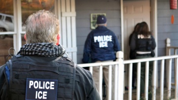 Ανατροπή Τραμπ στην ICE: Απέσυρε τον διορισμό του επικεφαλής της υπηρεσίας απελάσεων 
