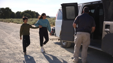 Θα συλλαμβάνουμε μετανάστες ακόμη και από σχολεία και εκκλησίες, λέει η κυβέρνηση Τραμπ