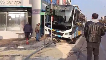 Λεωφορείο προσέκρουσε σε φανάρι στη Λεωφόρο Μεσογείων 