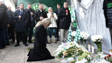 Μίμης Δομάζος - κηδεία: Συγκίνηση στην τελευταία στάση στη Λεωφόρο, ουρές στη Μητρόπολη