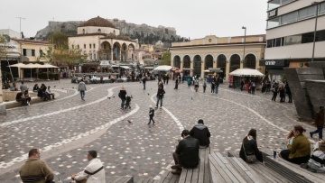 Συνελήφθησαν ένας 17χρονος κι ένας 19χρονος - Χτύπησαν 18χρονο και του άρπαξαν αλυσίδα λαιμού στο Μοναστηράκι
