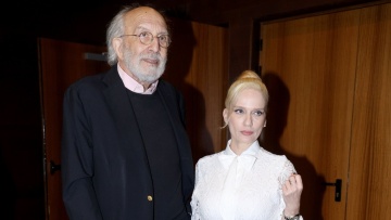 Ο Αλέξανδρος Λυκουρέζος με τη σύντροφό του, Τζένη Οικονόμου, σε θεατρική πρεμιέρα