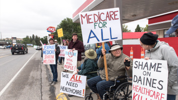 Ο Τραμπ «τραβάει την πρίζα» σε εκατομμύρια Αμερικανούς - Έκοψε τις ομοσπονδιακές επιχορηγήσεις, τους άφησε χωρίς ασφαλιστική κάλυψη