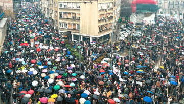 Τι τρέχει στη Σερβία: Η γενιά του TikTok απειλεί να ρίξει τον Βούτσιτς