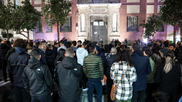 Φυγαδεύτηκαν από τα δικαστήρια Ηρακλείου η μητέρα και ο πατριός του 3χρονου που βασανίστηκε - Δείτε βίντεο