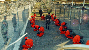 Ο Τραμπ θέλει να στείλει 30.000 μετανάστες στο Γκουαντάναμο - «Θα είναι για τους χειρότερους εγκληματίες που απειλούν τον λαό» 