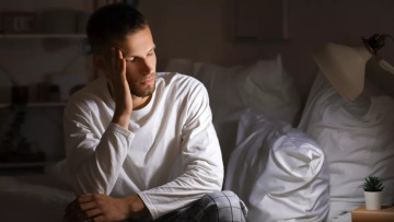 Ξυπνάτε μέσα στη νύχτα και δεν σας κολλάει ύπνος; Ένας νευροεπιστήμονας προτείνει 3 σίγουρες κινήσεις για να κοιμηθείτε