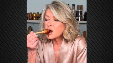 H Μάρθα Στιούαρτ στα 83 της γύρισε βίντεο που δαγκώνει φράουλες και... λερώνεται με μέλι