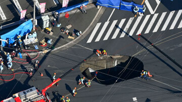 Ιαπωνία: Αγωνία για οδηγό στη Σαϊτάμα - Είναι παγιδευμένος εδώ και 24 ώρες σε τρύπα που κατάπιε το φορτηγό του