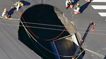 Ιαπωνία: Ελάχιστες οι ελπίδες να βρεθεί ζωντανός ο 74χρονος οδηγός φορτηγού που έπεσε σε τρύπα 5 μέτρων