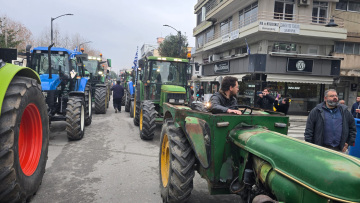 Αγρότες: Έφτασαν με τα τρακτέρ στο κέντρο των Τρικάλων - Δείτε βίντεο και φωτογραφίες