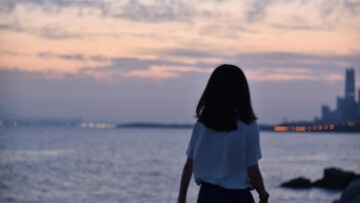 Οι άνθρωποι με αυτά τα χαρακτηριστικά είναι πιθανότερο να μείνουν μόνοι στη ζωή