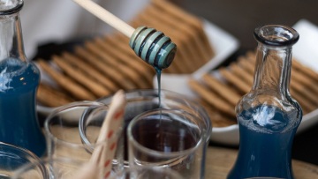 It’s Alive! Ο Έλληνας επιστήμονας που έκανε το μέλι μπλε