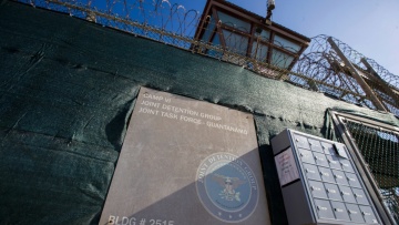 Έντονη αντίδραση της Κούβας στο σχέδιο του Τραμπ να φυλακιστούν μετανάστες στο Γουαντάναμο: «Πράξη βαρβαρότητας» 