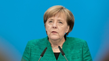 Η Άνγκελα Μέρκελ χαιρετίζει την αυστηρότερη μεταναστευτική πολιτική στη Γερμανία - «Η Ευρώπη είναι πιο δυνατή ενωμένη», λέει για τους δασμούς Τραμπ