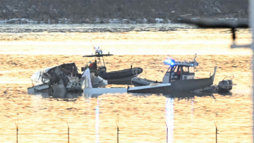 Συντριβή αεροσκάφους στην Ουάσινγκτον: Εντοπίστηκαν τα συντρίμμια του σε τρία τμήματα, δεν υπάρχουν επιζώντες 