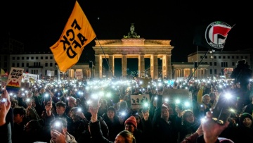 Διαδηλώσεις κατά της AfD και του CDU στην Γερμανία - Διατηρεί το προβάδισμά της η Χριστιανική Ένωση 