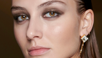 TikΤοk to the rescue: Το τρικ για ένα εύκολο και γρήγορο smokey eye μακιγιάζ που έχει γίνει viral