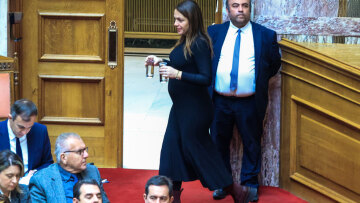 Η εγκυμονούσα Δόμνα Μιχαηλίδου στη Βουλή - Γελαστή και casual ντυμένη στην ψηφοφορία για τον Πρόεδρο της Δημοκρατίας