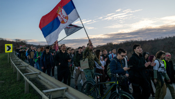 Πορεία των φοιτητών του Βελιγραδίου στο Νόβι Σαντ - Υποκινούμενες από το εξωτερικό οι κινητοποιήσεις, υποστηρίζει ο Βούτσιτς