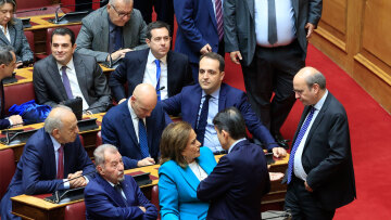 Πηγαδάκια, χαμόγελα, τραυματίες και νυσταγμένοι στη δεύτερη ψηφοφορία για ΠτΔ - Δείτε φωτογραφίες