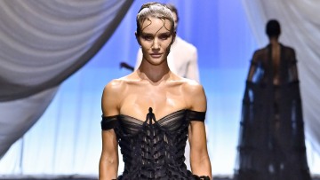 Ρόζι Χάντινγκτον Γουάιτλι: Η εντυπωσιακή επιστροφή της στην πασαρέλα μετά από 10 χρόνια 