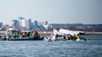 Με σόναρ ψάχνουν τους 26 αγνοούμενους του αεροπορικού δυστυχήματος στην Ουάσινγκτον – Ποιοι επέβαιναν στο ελικόπτερο