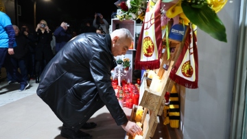 «Μερικές φορές νομίζω ότι ζούμε εφιάλτη», δηλώνει ο πατέρας του Άλκη Καμπανού - 19 κεριά στο σημείο της δολοφονίας του