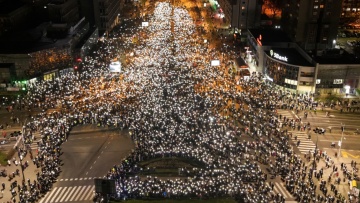 Οι φοιτητές της Σερβίας ενώθηκαν στο Νόβι Σαντ – Αποκαλυπτικές εικόνες από τη νέα μαζική διαδήλωση 