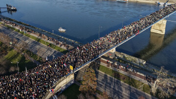 Μεγαλειώδης συγκέντρωση και πορεία στο Νόβι Σαντ - Αποκλείστηκαν τρεις γέφυρες στον Δούναβη