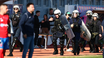 Πανιώνιος - Καλαμάτα: Επεισόδια μεταξύ οπαδών στη Νέα Σμύρνη - Υπήρξε τραυματισμός και προσωρινή διακοπή στο ματς - Βίντεο, φωτογραφίες