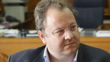 Παπαζάχος: Η κίνηση του μάγματος δεν σημαίνει ότι θα βγει ηφαίστειο στην Άνυδρο