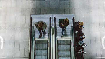 Phone Free February: Η τάση που μας προκαλεί να μείνουμε μακριά από τα κινητά μας για έναν μήνα