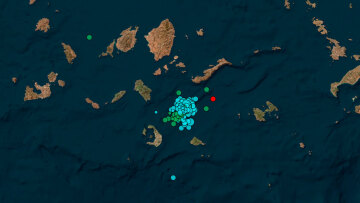 Σεισμοί στη Σαντορίνη: Φεύγουν κάτοικοι και εργαζόμενοι, ανησυχούν και στην Τουρκία με βίντεο που «τραβήχτηκε» η θάλασσα