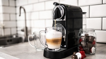 Μηχανή espresso: Σε τι διαφέρει η αφαλάτωση από το καθάρισμα;