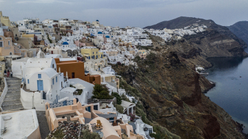 «Κινδυνεύουν τα σπίτια με θέα, στο χείλος της Καλντέρας» λέει καθηγητής γεωλογίας για τους σεισμούς στη Σαντορίνη