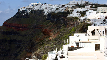 Οδηγίες από τον Δήμο στους τουρίστες στη Σαντορίνη: Αποφύγετε επικίνδυνα σημεία