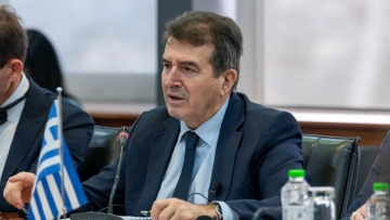 Χρυσοχοΐδης: Ενισχύεται η ασφάλεια των επιβατών σε λεωφορεία και προαστιακό της Δυτικής Αθήνας με 130 αστυνομικούς