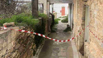 Ο Δήμος Αμοργού σφραγίζει σπίτια με κόκκινες κορδέλες εν μέσω σεισμών - Δείτε φωτογραφίες