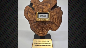 Δώρο με... νόημα από τον Νετανιάχου στον Τραμπ: Του χάρισε χρυσό βομβητή, σαν αυτούς που εξολόθρευσαν τη Χεζμπολάχ!