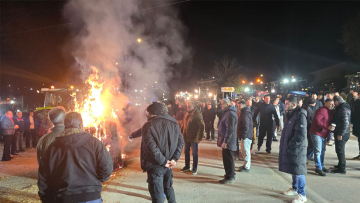 Λάρισα: Αγρότες του μπλόκου Γυρτώνης απέκλεισαν αιφνιδιαστικά την ΠΑΘΕ - Δείτε βίντεο και φωτογραφίες