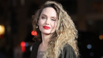 Αντζελίνα Τζολί για την πορεία της στην υποκριτική: Ξεκίνησα ως ηθοποιός για να βοηθήσω τη μητέρα μου να καλύψει κάποια χρέη