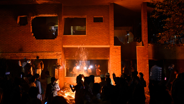 Διαδηλωτές κατέστρεψαν το σπίτι της πρώην πρωθυπουργού στο Μπαγκλαντές 