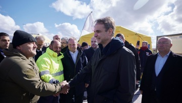 Μητσοτάκης από Σαντορίνη: Όλος ο κρατικός μηχανισμός έχει κινητοποιηθεί - Μην αναπαράγουμε σενάρια καταστροφής