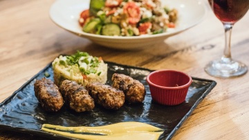 Τα σωστά σουτζουκάκια: Πού δοκιμάσαμε απ' τα καλύτερα της Θεσσαλονίκης