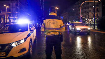 O αστυνομικός που τραυματίστηκε από τον μεθυσμένο 24χρονο στην Ομόνοια, είναι ο ίδιος που παραλίγο να παρασύρει ο Χρήστος Μάστορας